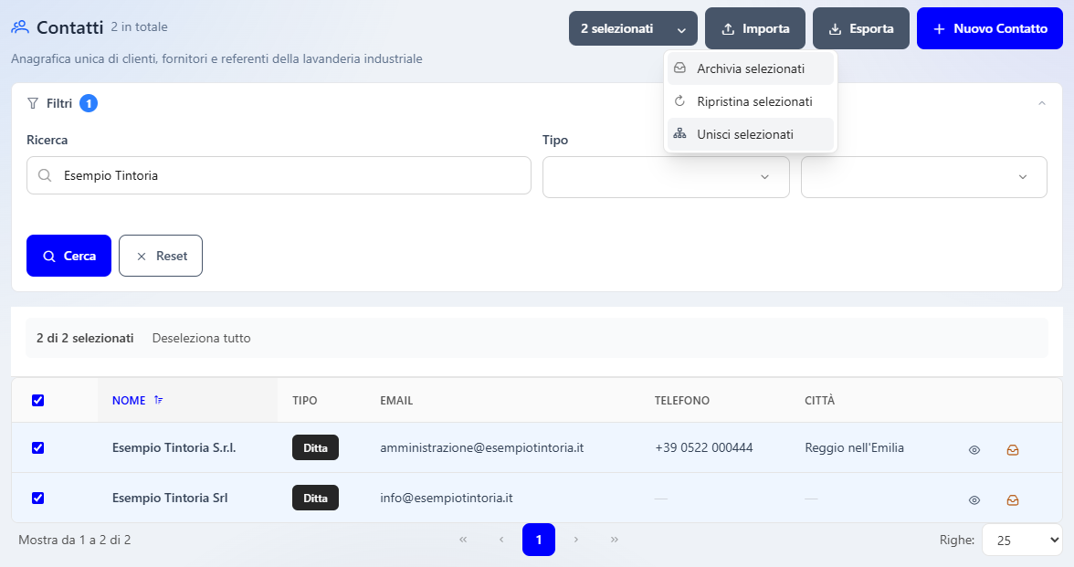 Due contatti doppi spuntati nella lista, con il menu del pulsante 2 selezionati aperto sulla voce Unisci selezionati